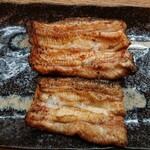 かぶと - 白焼き(上が天然、下が養殖)