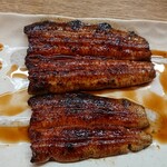 かぶと - 蒲焼き(上が天然、下が養殖)