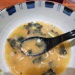 そば 八雲 新千歳空港店 - 最後は具をすくう