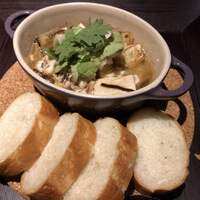 ケンゾーエステイトワイナリー 祇園店 - 白子鍋アヒージョでバゲット添え1800円