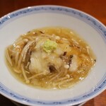 フカヒレの餡掛け中華風蕪蒸しキクラゲ百合根銀杏入り