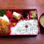 三好弥 - サービス弁当（チキンカツ イカフライ メンチカツ）