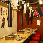 大阪焼肉・ホルモン ふたご - わいわいガヤガヤ。本店同様大阪の焼肉屋をイメージした作りの店内です。