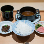 肉屋 雪月花 NAGOYA - 岐阜県高山の銀の朏（みかづき）の土鍋ご飯、 松坂牛のヒレの時雨煮、 カレー、 牛の出汁の赤出汁、 香の物
