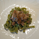 リストランテ イ・ルンガ - ほうれん草のフェットゥチーネ 牛のサルシッチャとポルチーニ茸のラグー