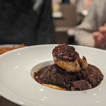 俺のフレンチ・イタリアン AKASAKA - フォアグラをのせた牛ホホ肉の赤ワイン煮込み 〜ロッシーニ風〜  ¥1,680