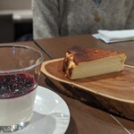 俺のフレンチ・イタリアン AKASAKA - とろけるパンナコッタ ¥400、バスク風チーズケーキ ¥450
