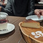 俺のフレンチ・イタリアン AKASAKA - とろけるパンナコッタ ¥400、バスク風チーズケーキ ¥450