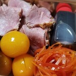 馳走 啐啄一十  - (23)シャラン鴨(フランス産)のロースト
      (24)金柑(広島県産)の照り焼き
      (25)針人参の胡麻油和え