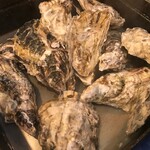かき小屋袋町 海平商店 - 牡蠣のガンガン焼き。同店オススメの一品です。