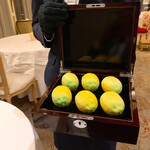 La Chevre d’Or - 重厚な木箱からレモンケーキをチョイス