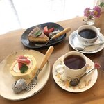 すみれ - コーヒー、紅茶、いちごのロールケーキ、りんごのチーズケーキ