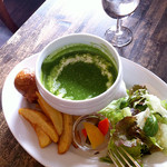 ルカフェガーデンドゥラパールドゥマキ - ほうれん草のポタージュ（スーププレート）