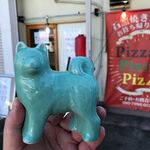 ピッザピッザピッザ - 犬の置物と店舗外観