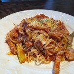 カンパネラ - ベネツア舞踏会のアラビアータ(1380円：税込）・・パスタは「乾麺」、 具材は「ベーコン」「ホタテ」「、「玉葱」「椎茸」「アスパラ」を選んでいました。 ベーコンタップリ。 アラビアータにしては辛味が弱かったらしく「タバスコ」を入れると、丁度いいそう。