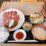 炭火焼肉ホルモン 横綱三四郎 - カルビ定食
