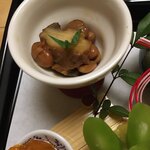 白金温泉郷 森の旅亭 びえい - 鮑大豆煮♬
                                鮑が柔らかく煮てあり
                                味付けが絶妙♬
                                大豆と合うんですね〜♡