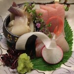 白金温泉郷 森の旅亭 びえい - 御造り✩.*˚
      *長崎県産コシナガ鮪♬
      *苫小牧産北寄貝♬
      *愛媛県産勘八♬
      札幌から仕入れたそうです(・∀・)
      敷いてあるのは大葉ではなく
      荏胡麻の葉...♪*ﾟ
      身体に良いので…との事♡