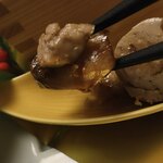 白金温泉郷 森の旅亭 びえい - 寒鰤とあん肝を一緒に
      食べてみて下さい…との事...♪*ﾟ
      なるほど〜♬相乗効果あります♡