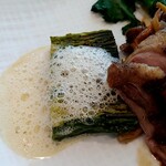 タテル ヨシノ ビズ  - ちりめんキャベツとトリュフ、フォアグラのミルフィーユ仕立て　アルビュッフェラソースエスプーマ