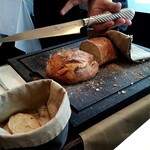 タテル ヨシノ ビズ  - パンをカットして下さいます。