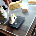 タテル ヨシノ ビズ  - 爽やかソムリエスタッフさんがカットサーヴィス♡