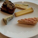 タテル ヨシノ ビズ  - 左奥はフィグのパン、その右がモルビエ、右中はコンテ、右下はポンレベック、左はシェーブルの種類