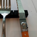 タテル ヨシノ ビズ  - お肉が良く切れるナイフ