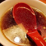 横浜中華料理　和香佐 - スープはなんだか茶色い醤油の香りがきついものでした