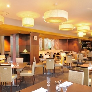 ゆったりとした時が流れる、京風ダイニングでお過ごしください。