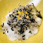 北前亭 - 広島菜チリメンを大根おろしと合わせ、柚子の皮をトッピング。チリメンの塩味ガン見丁度良い