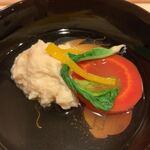 はらまさ - お椀：海老のしんじょ 海老身がコロコロっとしんじょの中にありました。美味しいな。 出汁も好み。