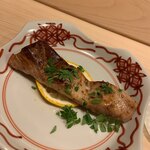 はらまさ - 鰤の照り焼き 刺身でもいただける新鮮は鰤なのでレア焼きで。 レアな鰤照り初めて。味が上品。さんしょうが香ります。