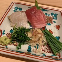 はらまさ - お造り：河豚、鮪 薬味たっぷりで。海苔で巻いていただきあす。あん肝ソースで。 河豚がコリコリで美味しい。日本酒に合いますね。