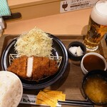 とんかつ大学 - 厚切りロースかつ定食960円 生ビール(中)440円