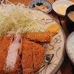 富士喜 - 佐々木麦王 厚切りロースとんかつ御膳（1680円）と、カツの右上に1個カキフライ（200円）