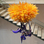 カフェラウンジ コアガリ - 「Yellow Hornet Chandelier with Cobalt Blue Ikebana」(C) Chilhuly Studio. 