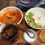 極上担々麵 香家 みなとみらい東急スクエア店 - 鬼担々麺