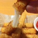 ミスカラ プラス - 熱々フライの中のチーズは、伸び～る。