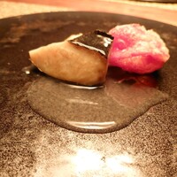 長谷川 稔 - 塩のみでたいたアワビ。その食感が柔らかさと適度な固さですさまじく美味しい。旨味もすごい。フリットしたパプリカがいいアクセント。