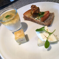 Furutoshi - 洋ナシとモッツアレラのカプレーゼは途中誰かが上だけとっていくという横暴を。。根セロリのムースはさっぱりと。安納芋と林檎のタルティーヌはデザート感覚で食べられる。百合根のフリッタータはぼんやり。