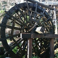 黒茶屋 - 入口の大きな水車