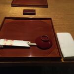 御料理 樋渡 - テーブルセットされている