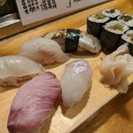 天史朗鮨 - お任せ握り5貫（黒鯛、ホウボウ、〆鯖のハラス、ブリ、平目）細巻き2本（山クラゲ、葉唐辛子）
