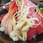 みなと市場 小松鮪専門店 - ◆「三種赤身丼」