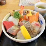 マルトモ水産 鮮魚市場 - 海鮮丼。1450円+税