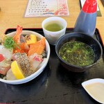 マルトモ水産 鮮魚市場 - 海鮮丼。1450円+税
