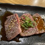 焼肉おにく - 肩三角。シンプルな見た目ながら凄い美味しさだった。