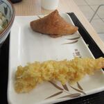 丸亀製麺 - トッピングから選んだのは大エビ天２９０円と胡麻入りの酢飯を使ったいなり寿司です。
