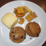 Honolulu International Airport JAL Sakura Lounge - おつまみ